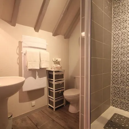 Le Domaine Des Terres Du Thil Konukevi 3*